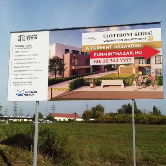 reklámtábla szerelés emelővel